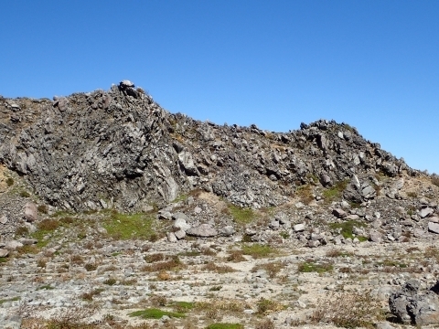 PA030984 岩だらけの山m.jpg